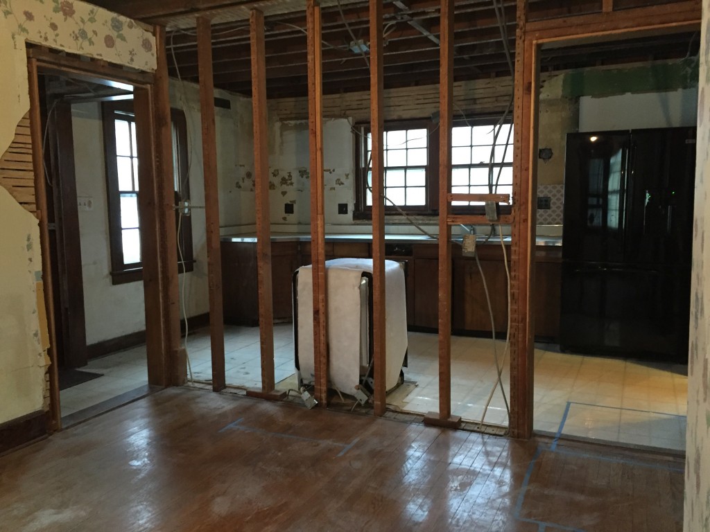 dining room into kitchen